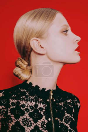 Téléchargez les photos : Femme blonde avec des lèvres rouges sur un fond rouge. - en image libre de droit