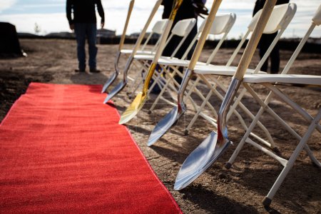 Téléchargez les photos : Construction cérémonie d'inauguration avec tapis rouge - en image libre de droit
