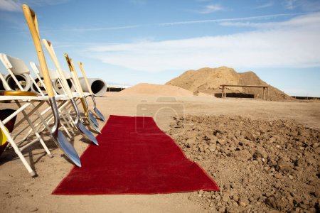 Téléchargez les photos : Construction cérémonie d'inauguration avec tapis rouge - en image libre de droit