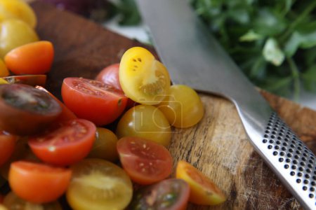 Téléchargez les photos : Tomates cerises et couteau sur planche à découper - en image libre de droit
