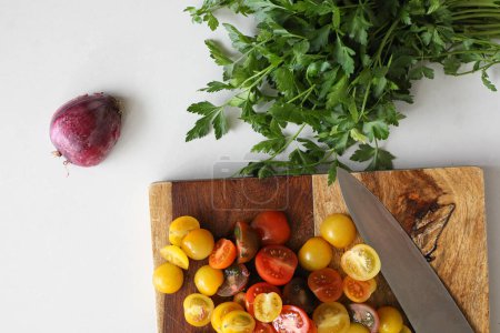 Foto de Tabla de cortar la cocina Birdseye con cuchillo que muestra ingredientes frescos - Imagen libre de derechos