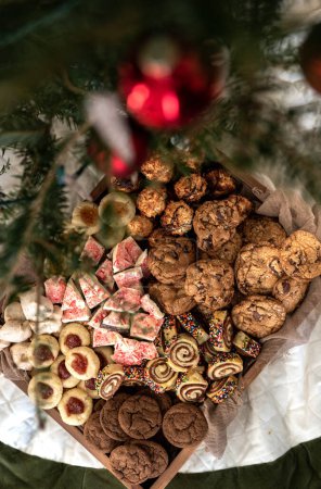 Foto de Bandeja de galletas de Navidad bajo el árbol de Navidad - Imagen libre de derechos