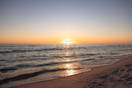 Foto de Puesta de sol azul y naranja sobre el Golfo de México - Imagen libre de derechos