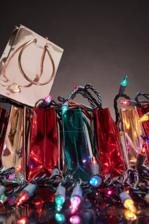 Foto de Bolsas de regalo de lámina en colores navideños - Imagen libre de derechos