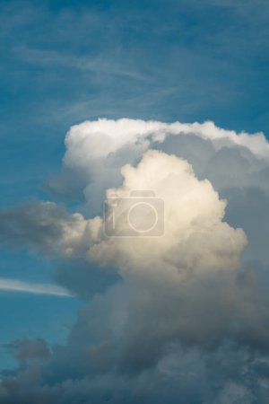 Téléchargez les photos : Beau ciel bleu avec des nuages blancs moelleux - en image libre de droit
