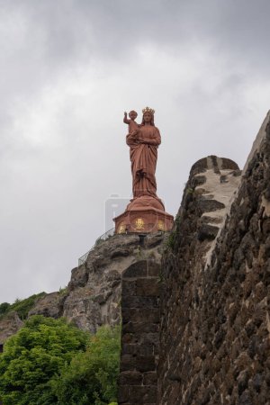 Foto de Statue of Notre-Dame de France in Le Puy-en-Velay, Camino Walk - Imagen libre de derechos