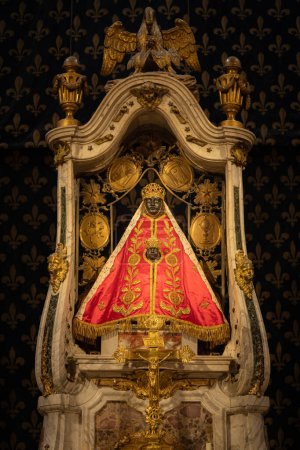 Foto de Red Manttle on Our Lady of Le Puy, Black Virgin Mary Madonna - Imagen libre de derechos