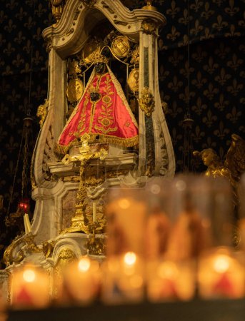 Téléchargez les photos : Illuminated by Candles Black Madonna and Baby Jesus at Le Puy - en image libre de droit