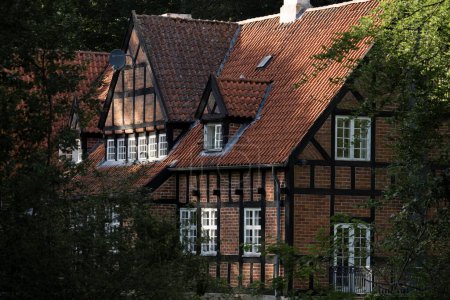 Foto de Red Bricks Danish Manor House Surrounded by Forest - Imagen libre de derechos
