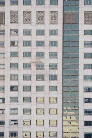 Téléchargez les photos : Sunset Reflection Of High Rise Apartment Buildings Glass Facade - en image libre de droit