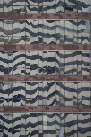 Foto de Building Geometric Pattern Reflection on Glass Skyscraper Facade - Imagen libre de derechos