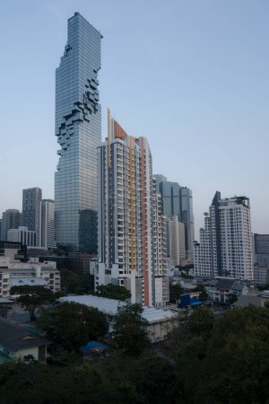 Foto de Architectural exterior view of skyscrapers at bangkok city - Imagen libre de derechos