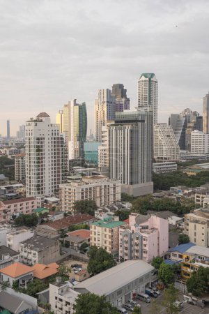 Téléchargez les photos : Aerial View Of Bangkok Skyline, Colorful Skyscrapers Building - en image libre de droit