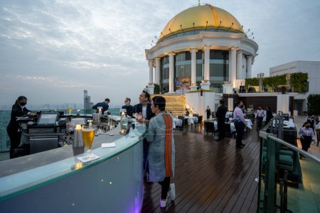 Foto de Dramatic Lebua Rooftop Sky Bar at Sunset in Bangkok, Thailand - Imagen libre de derechos