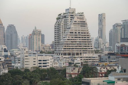 Téléchargez les photos : Heavy Smog Over Bangkok Skyline - Pollution In Megapolis Concept - en image libre de droit