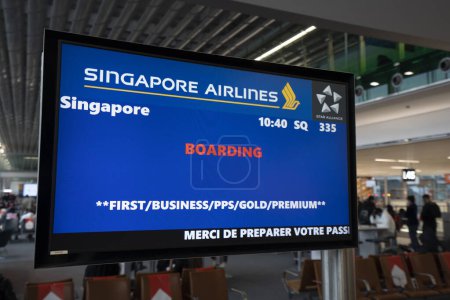 Foto de Departure Screen shows Singapore Airlines Boarding flight From Paris - Imagen libre de derechos