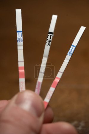 Téléchargez les photos : Macro Close Up Shot of HCG Pee Stick Pregnancy Test - en image libre de droit