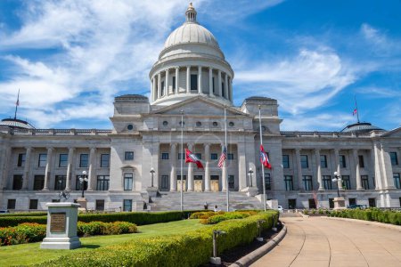 Téléchargez les photos : Little Rock, AR, États-Unis - 9 septembre 2022 : Les immenses réserves extérieures du Capitole de l'État de l'Arkansas - en image libre de droit