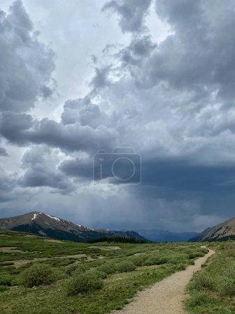 Téléchargez les photos : Stormy sky  over hiking trail. - en image libre de droit