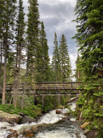Foto de Puente de madera sobre el río de montaña. - Imagen libre de derechos