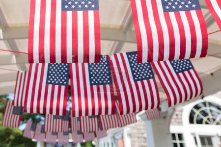 Téléchargez les photos : Cordes de drapeaux américains suspendus comme décor de fête du 4 juillet - en image libre de droit