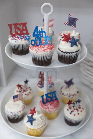 Téléchargez les photos : Close-up of Fourth of July themed cupcakes on display stand - en image libre de droit