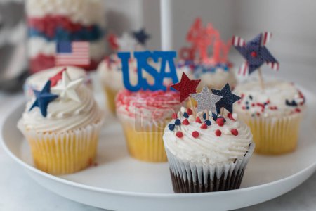 Téléchargez les photos : Close-up of Fourth of July themed cupcakes - en image libre de droit