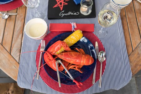 Téléchargez les photos : Vue aérienne du homard et du maïs sur une assiette - en image libre de droit