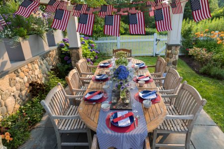 Foto de Festive Fourth of July party table set for garden party - Imagen libre de derechos