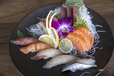 Téléchargez les photos : Colorful plate of sashimi at an Asian seafood restuarant - en image libre de droit