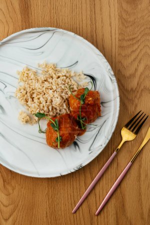 Téléchargez les photos : Boiled rice with meatballs in tomato sauce - en image libre de droit