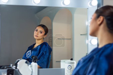 Foto de Mujer mirándose en el espejo - Imagen libre de derechos