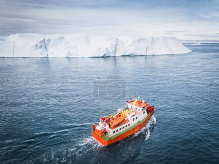 Foto de Small boat near big icebergs from aerial point of view - Imagen libre de derechos