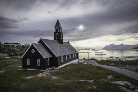 Téléchargez les photos : Colored church in ilulissat town - en image libre de droit