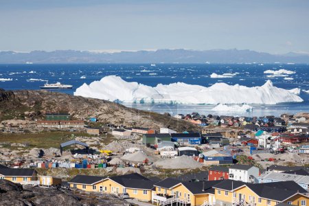 Foto de Artic town with icebergs in background - Imagen libre de derechos