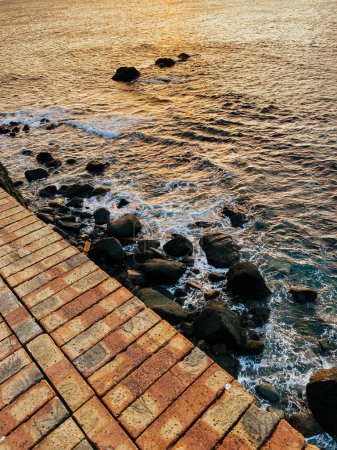 Téléchargez les photos : Waves of the sea crashing against the rocks - en image libre de droit