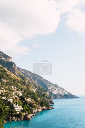 Foto de Mountains with white houses of the amalfi coast of italy - Imagen libre de derechos