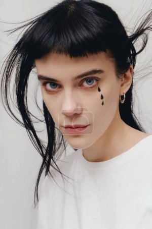 Foto de Portriat de cerca de una mujer llorando con maquillaje fluido - Imagen libre de derechos