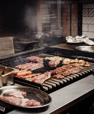 Foto de Cortes de carne de primera calidad en un asador argentino - Imagen libre de derechos