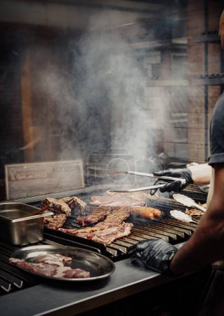 Téléchargez les photos : Coupes de viande bovine de qualité supérieure dans un steakhouse argentin - en image libre de droit