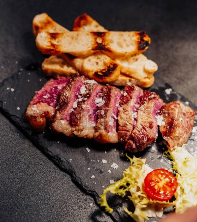 Téléchargez les photos : Coupes de viande bovine de qualité supérieure dans un steakhouse argentin - en image libre de droit