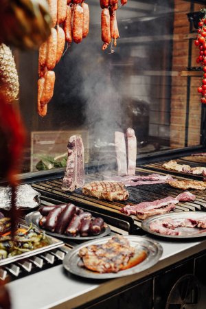 Foto de Cortes de carne de primera calidad en un asador argentino - Imagen libre de derechos