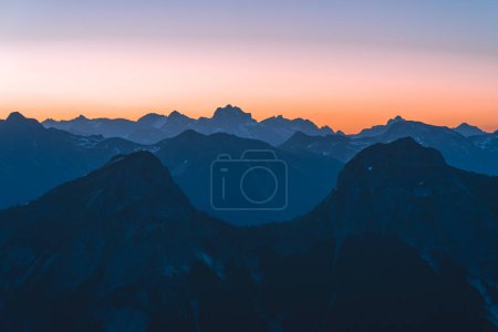 Téléchargez les photos : Glorious sunrise backpacking in the mountains - en image libre de droit