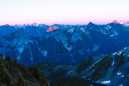 Téléchargez les photos : First light on north cascades mountain peaks - en image libre de droit