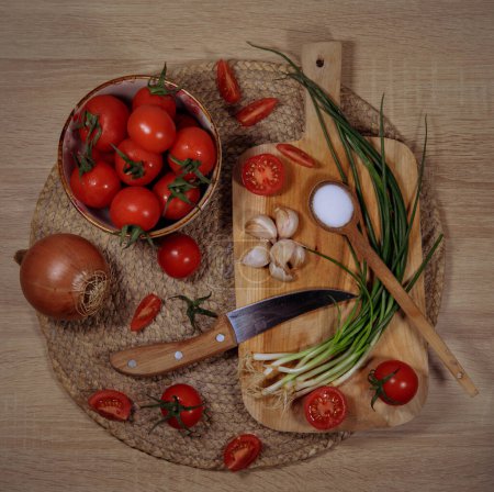 Téléchargez les photos : Tomates cerises au sel, ail et oignons verts - en image libre de droit
