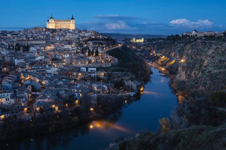 Téléchargez les photos : Alcazar de Toledo rises over city at dusk, Toledo, Spain - en image libre de droit