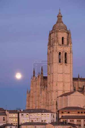 Téléchargez les photos : Moonrise over Catedral de Segovia at Sunset, Segovia, Castile and Leon, Spain - en image libre de droit