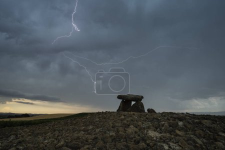 Blitz über Chabola de La Hechicera - Sorginaren Txabola Dolmen, neolithische Steingräber, in der Nähe von Laguardia, Rioja Alavesa, Spanien