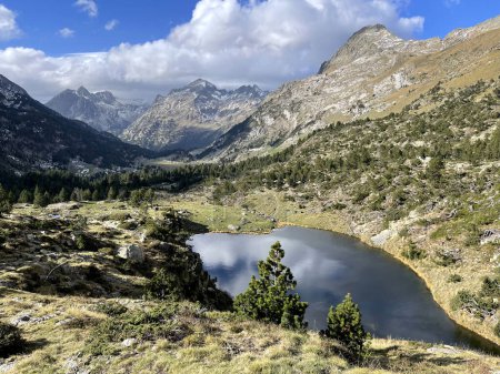 Téléchargez les photos : The glacial lake in the Benasque valley, Pyrenees. - en image libre de droit