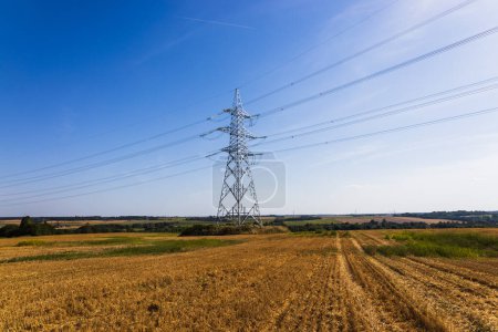 Foto de High voltage pole or High voltage electricity tower and transmission power lines. - Imagen libre de derechos